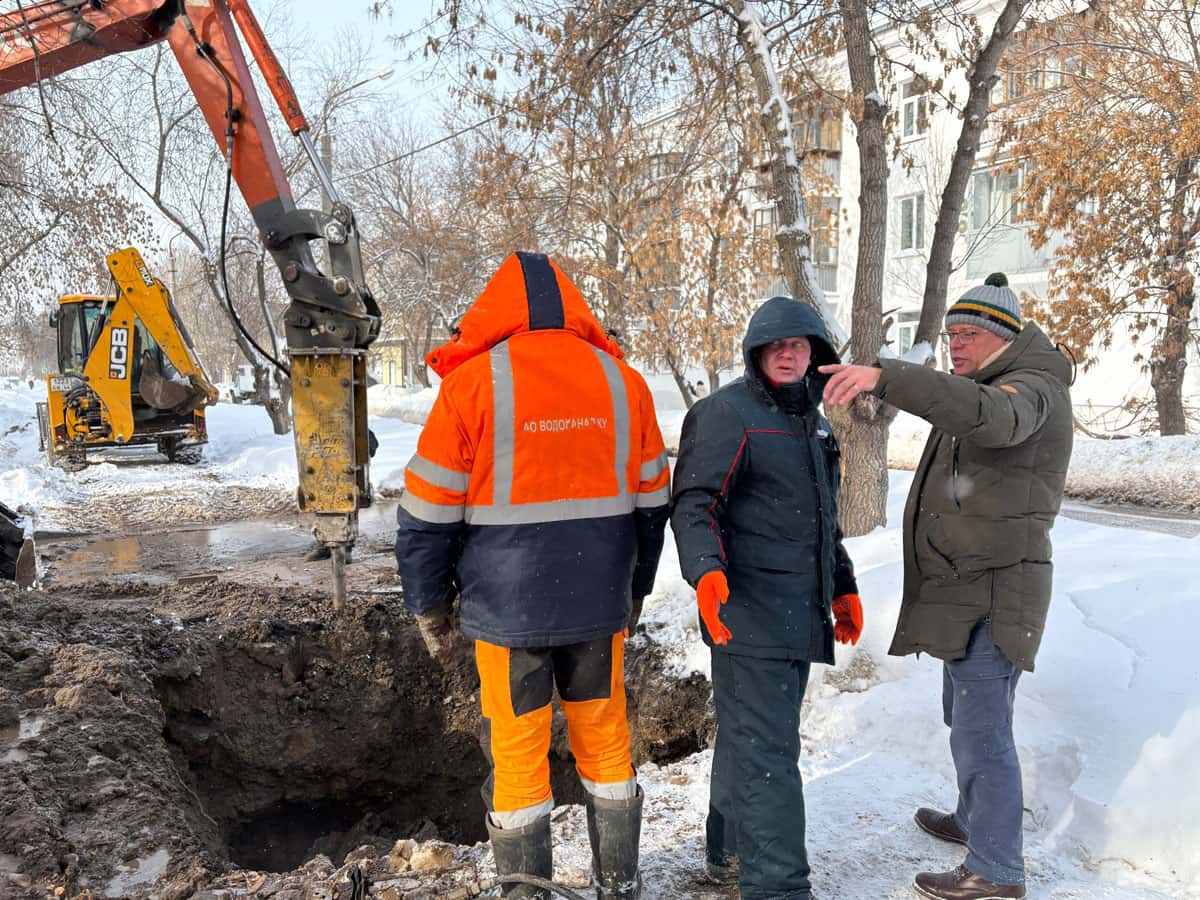 Коммунальная авария в Каменске-Уральском: затопило двор и возник риск гололёда