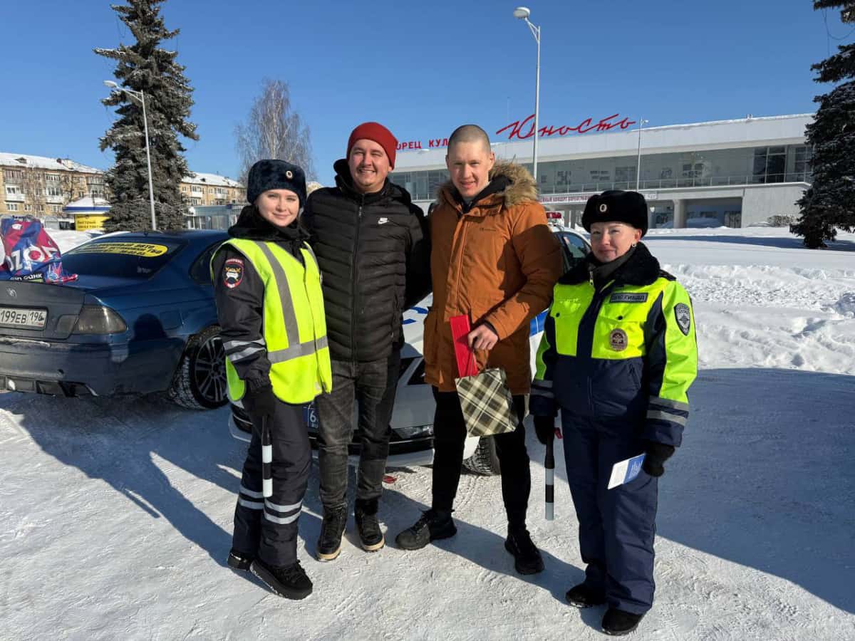 «Женский патруль» поздравил водителей в Каменске-Уральском в День защитника Отечества