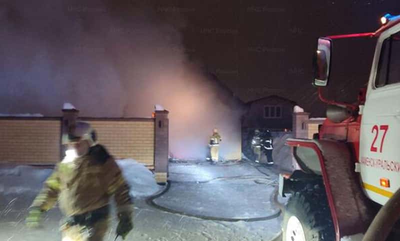 В Каменске-Уральском ночью сгорели BMW и гараж на площади 90 кв.м