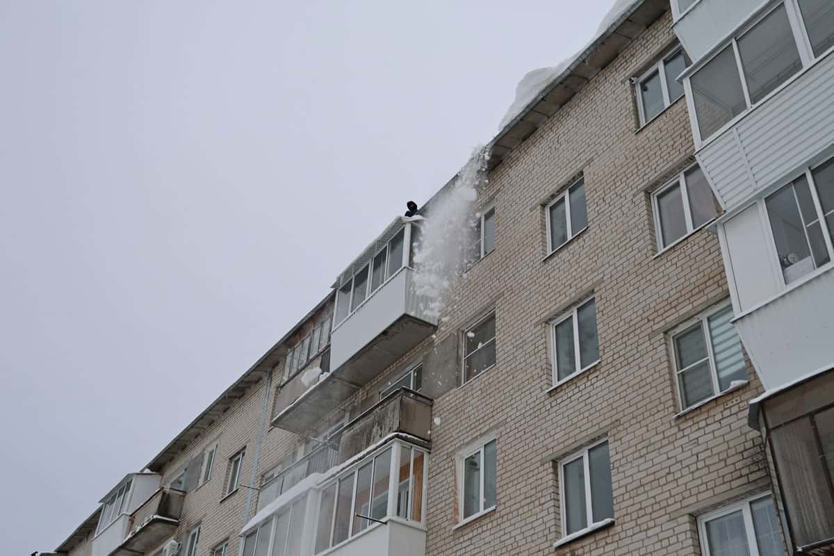 Очистка кровель от снега в Каменске-Уральском: ответственность УК и ТСЖ и что должен делать жилец