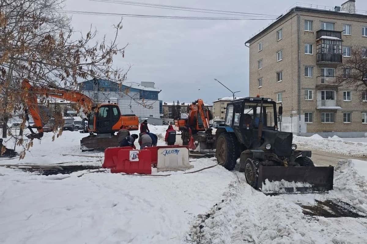В Синарском районе устранили повреждение теплосети на проспекте Победы