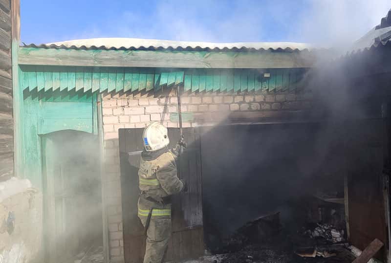 В Каменске-Уральском произошёл пожар в гараже на улице Самстрой