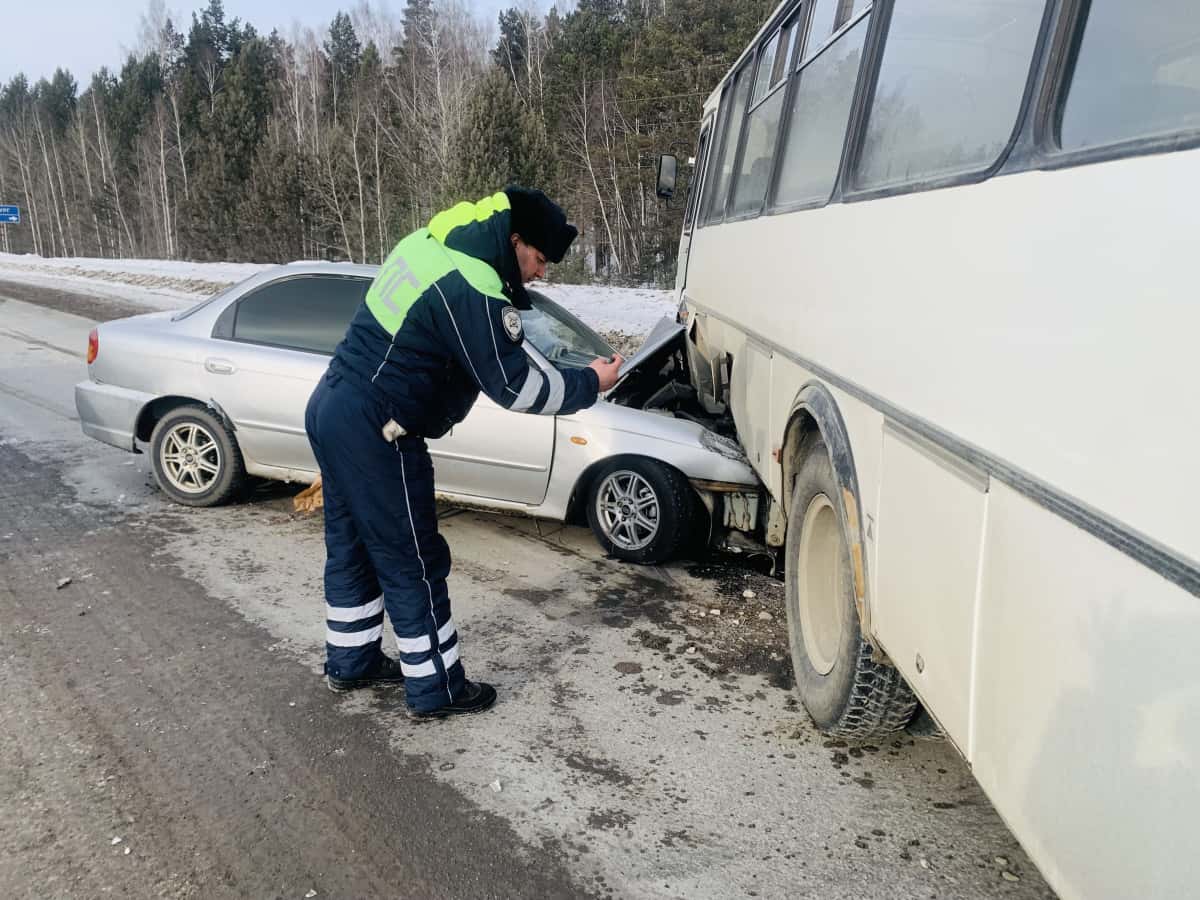 Под Каменском-Уральским автобус не уступил дорогу и столкнулся с Kia — пострадала пассажирка