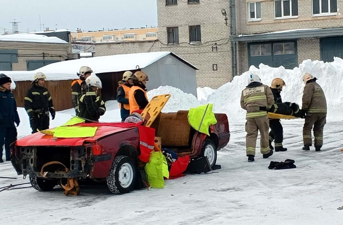 В Каменске-Уральском спасатели соревновались в ликвидации последствий ДТП