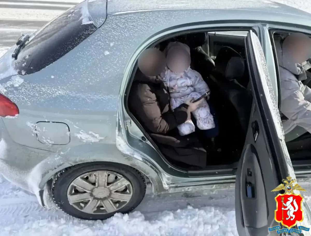 Под Каменском-Уральским остановили машину с годовалым ребенком на руках у матери