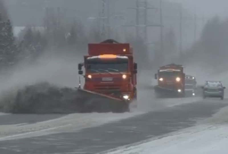 Сильный снегопад в Свердловской области: дорожники усиленно очищают трассы