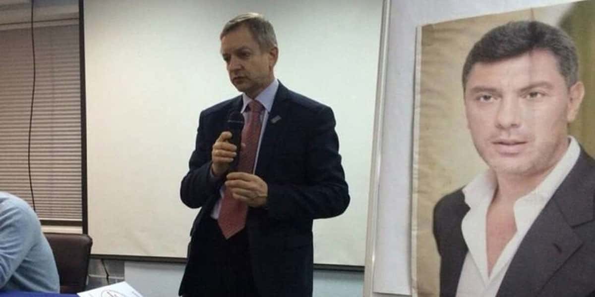 В Екатеринбурге задержали бывшего депутата Михаила Борисова за возложение цветов к памятнику Немцову