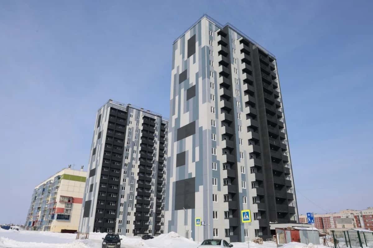 В Каменске-Уральском 128 детей-сирот получили квартиры в новой шестнадцатиэтажке