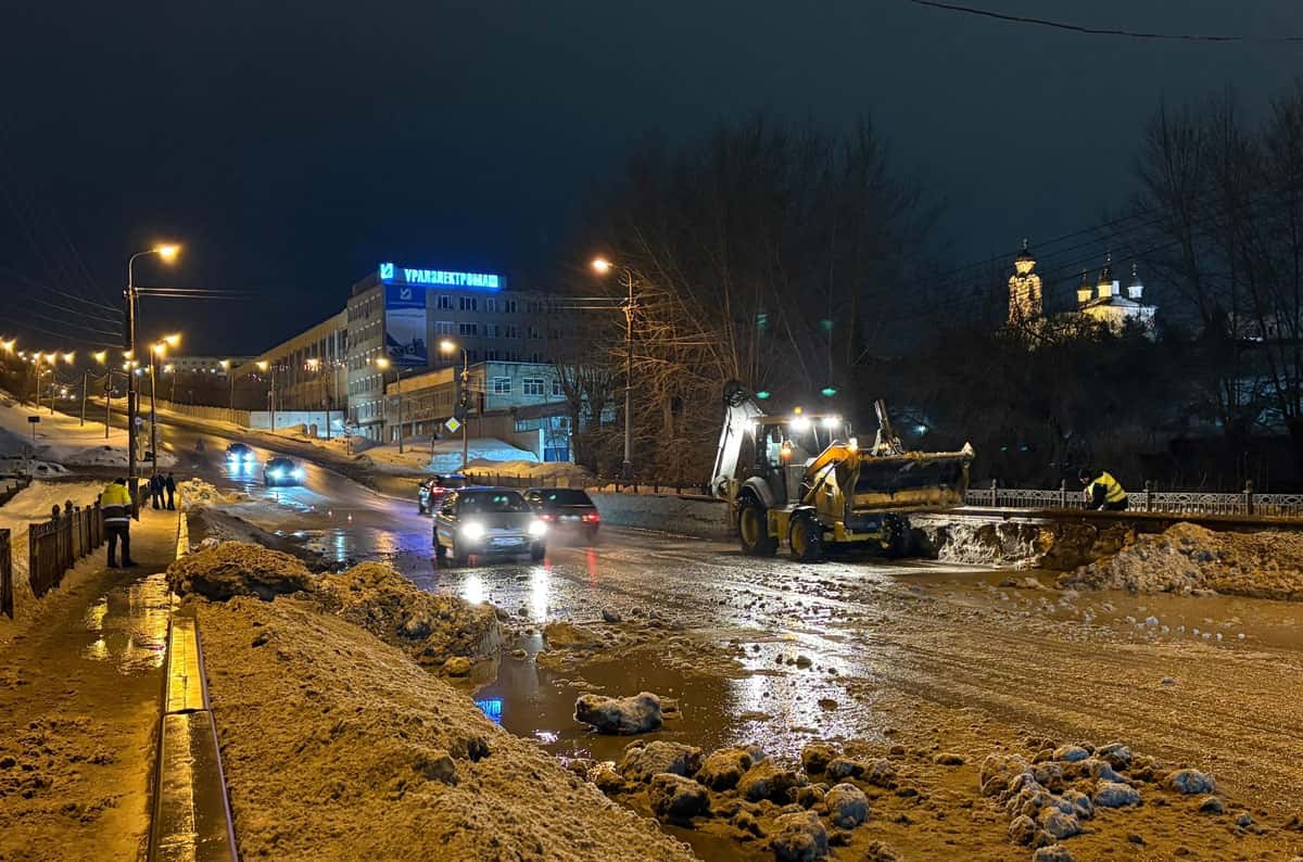Вода уходит на глазах: в Каменске-Уральском ночью чистят мосты и ливневки