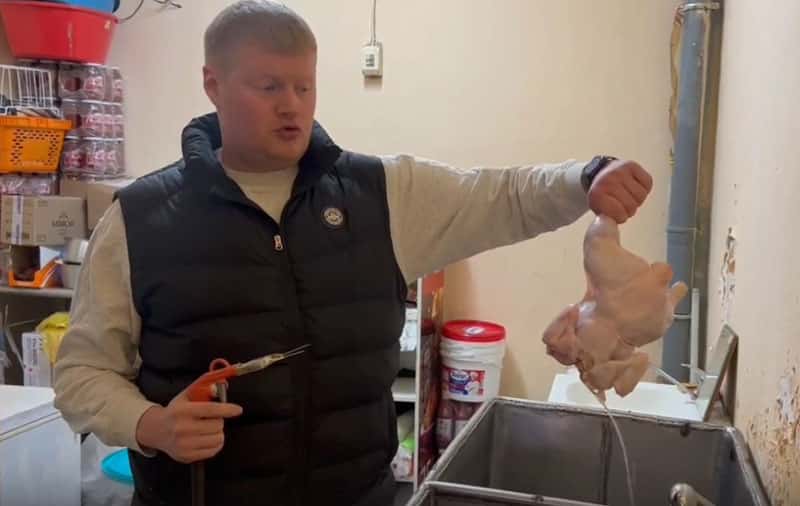 Проверка кафе в Екатеринбурге выявила антисанитарию и жильё для персонала прямо на кухне