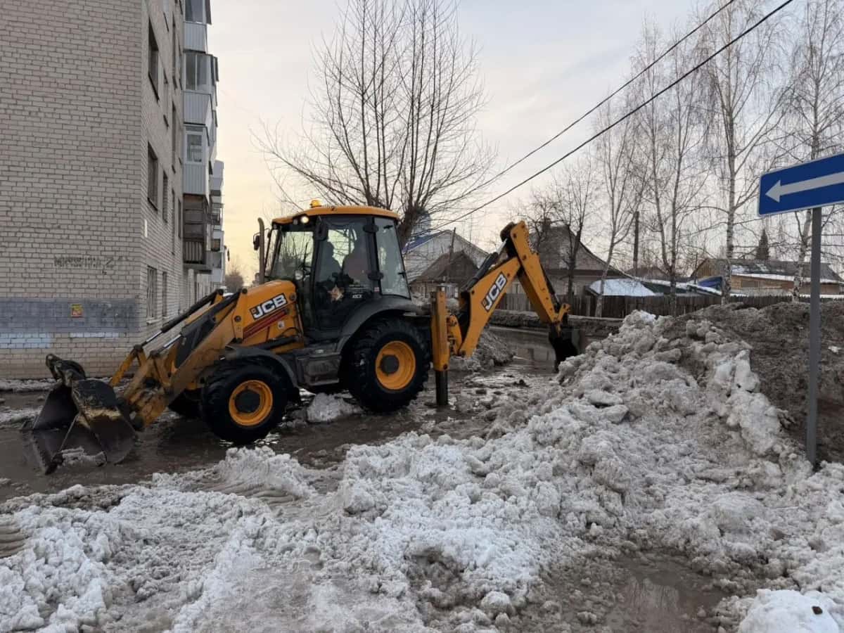 В Каменске-Уральском круглосуточно откачивают талую воду и очищают дороги