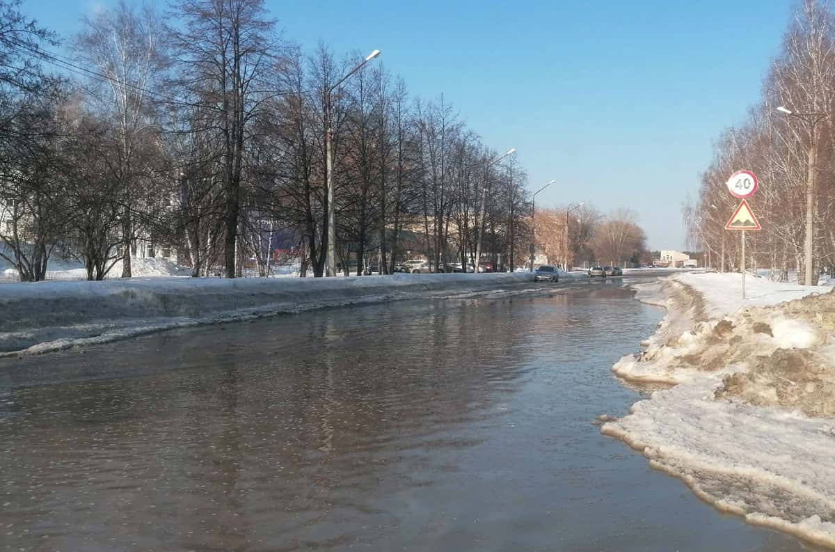 В Каменске-Уральском начались подтопления: коммунальщики откачивают талую воду на улицах