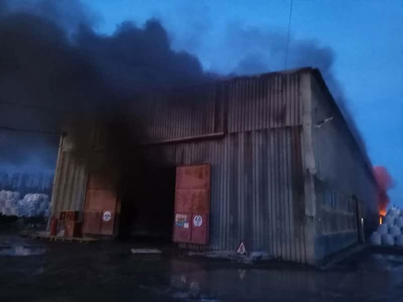 В Каменске-Уральском за сутки произошли два пожара: поврежден дом и сгорел грузовик