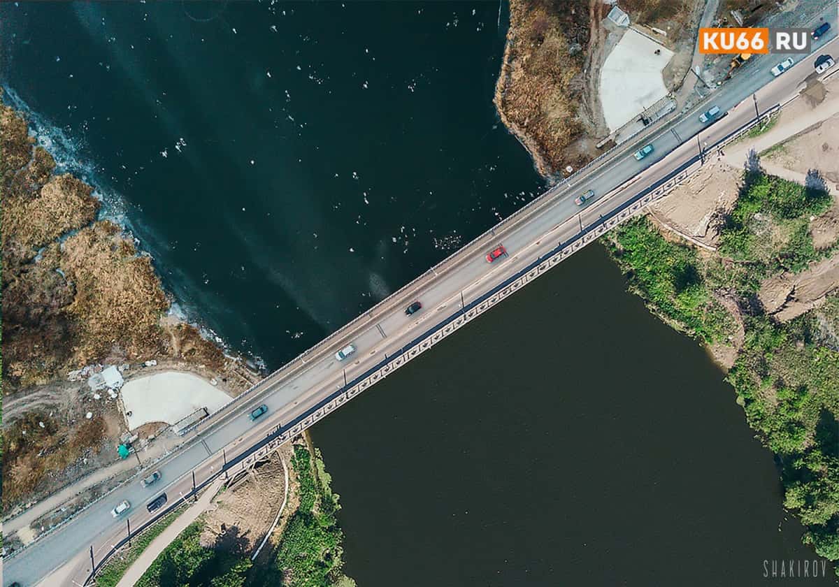 Хаос на спуске к Байновскому мосту в Каменске-Уральском: водители с Суворова просят запретить развороты и объезды