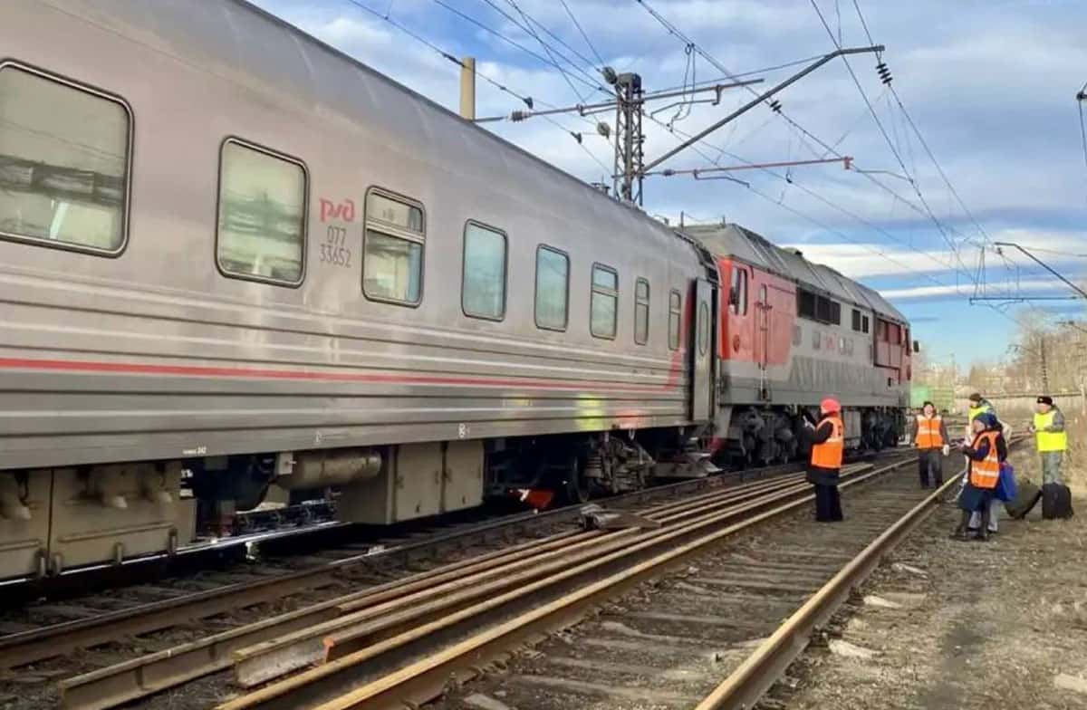 Под Серовом сошёл пригородный поезд — движение нарушено, идёт проверка