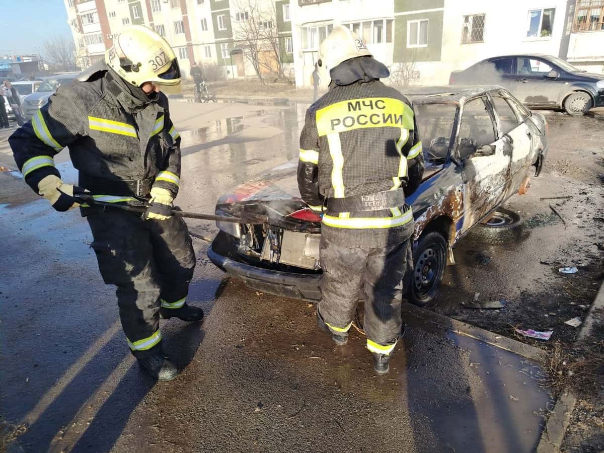 В Каменске-Уральском за вечер сгорели автомобиль и садовый дом