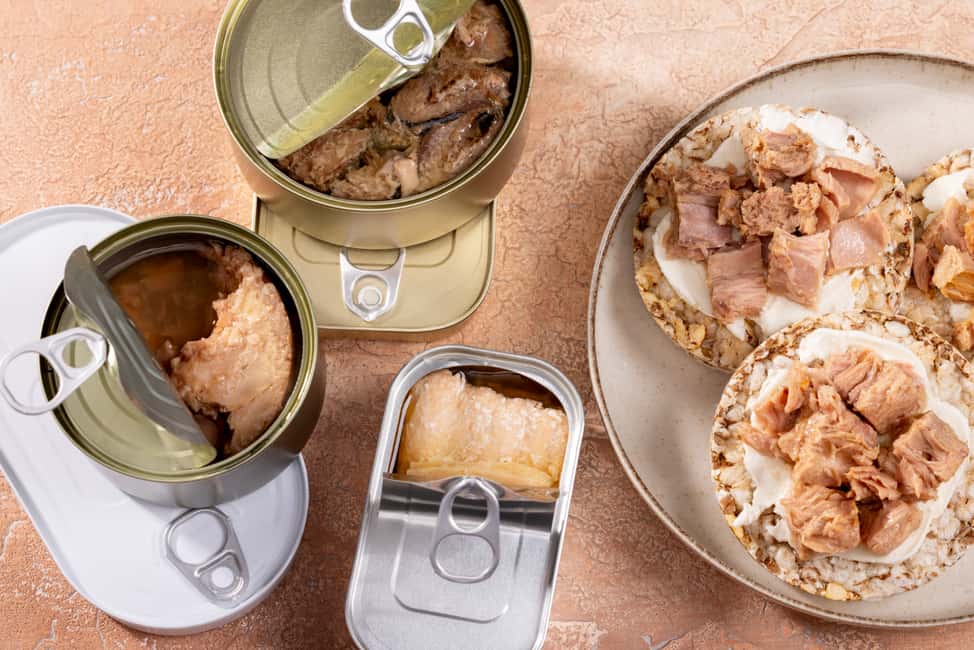 Мы неправильно открываем консервы: понял это когда увидел хитрый способ вскрытия жестяных банок обычной открывашкой