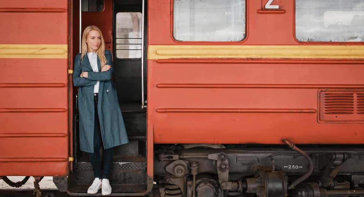 Выкупила всё купе, а ко мне проводник подселил какого-то пассажира: имеет ли он на это право и можно ли вообще выкупать всё купе