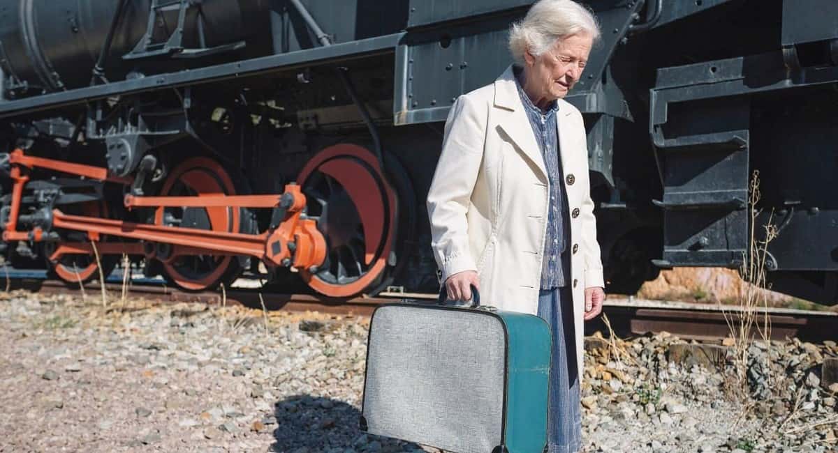 «Уступят, куда денутся, знаю секрет»: кассир РЖД раскрыл, как бабушки экономят на честных и добрых пассажирах