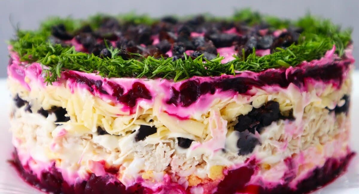 Винегрет теперь в пролете: сытный и вкусный салат со свеклой — у гостей только за ушами пищит от удовольствия