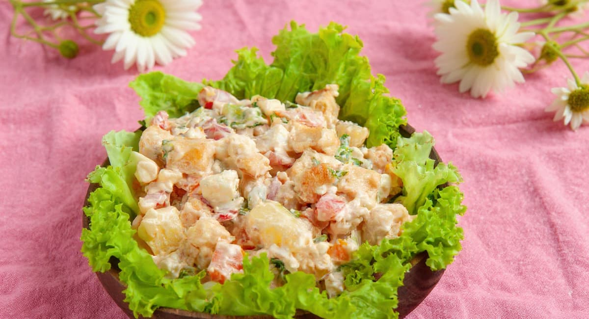 Вкусный подарок на 8 марта: сочный салат с курицей и грибами "Красотка" – со стола улетает первый