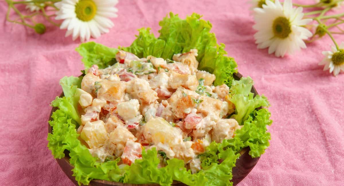 Вкусный подарок на 8 марта: сочный салат с курицей и грибами "Красотка" – со стола улетает первый