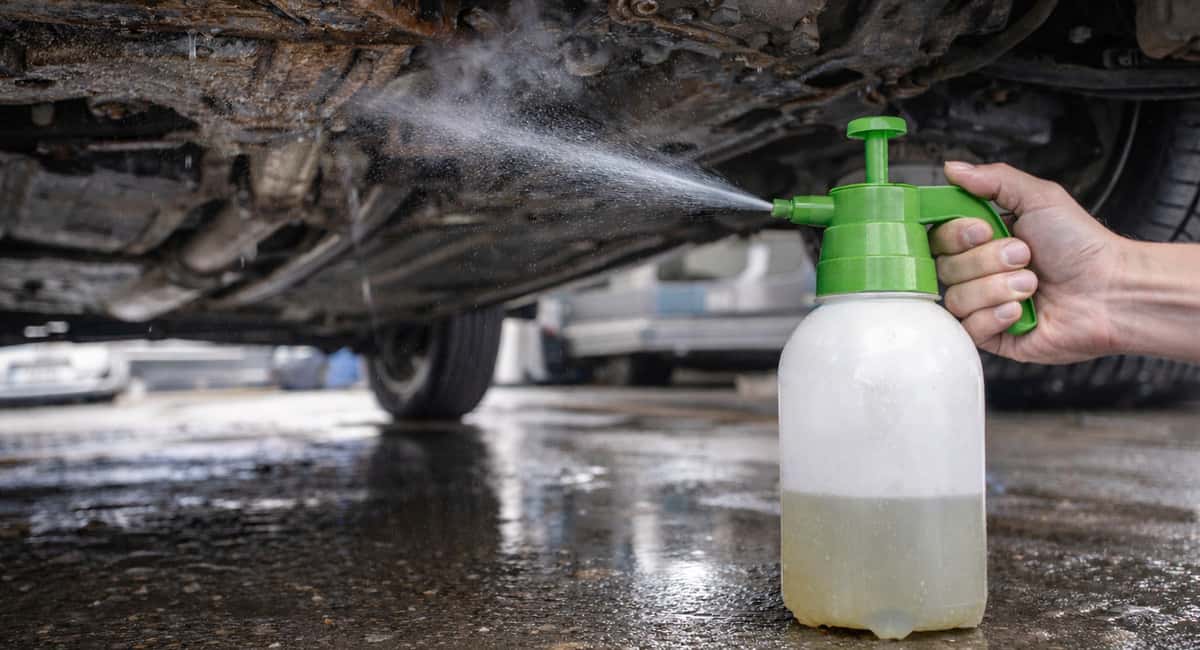 Смываю реагенты с кузова не водой: 1 средство за 200 рублей — и днище не гниет, краска не тускнеет