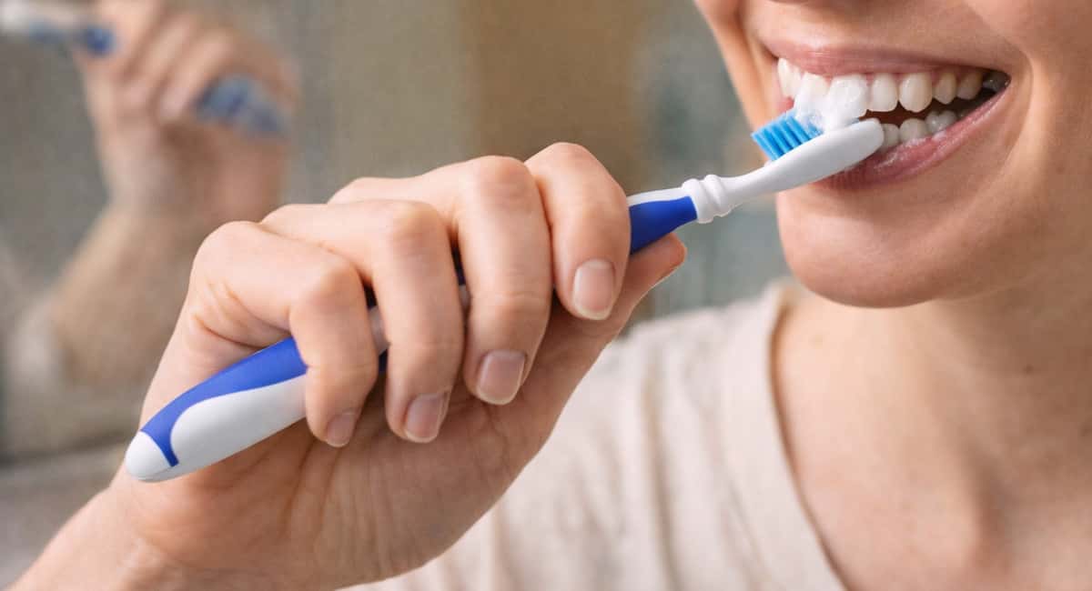 Тренируем мозг, пока чистим зубы: 1 смена руки — и новые нейронные связи готовы