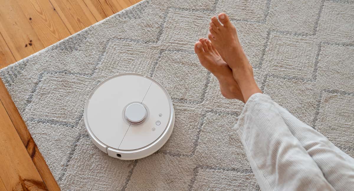 Ковер становится таким чистым, что жалко наступать: убираю всю грязь за несколько минут — поможет всего одна мелочь