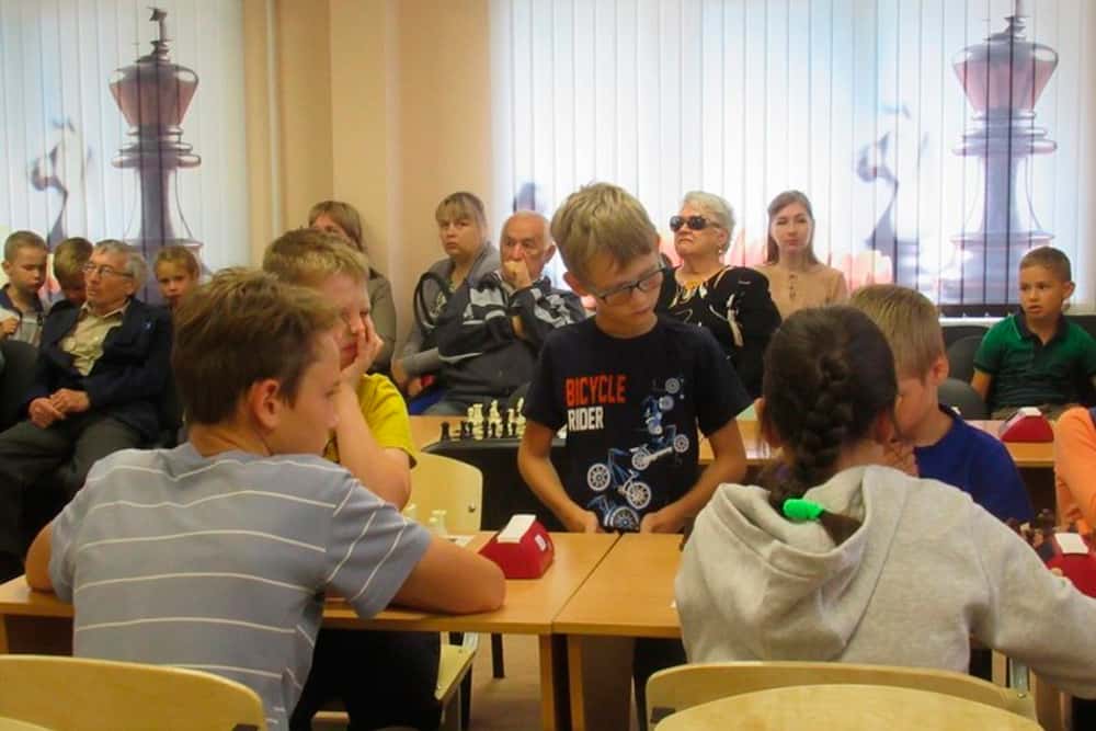 Шахматы - не только интеллектуальный спорт, но и самоучитель жизни. Благодаря пешкам и ферзям дети в Каменске-Уральском становятся лучше...