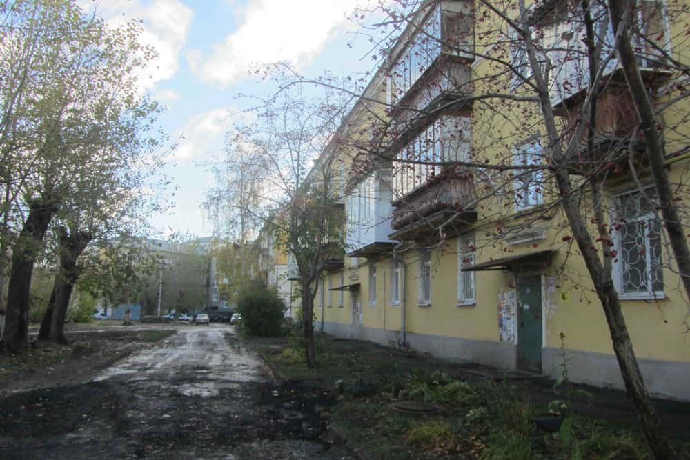 Жители еще двух домов Каменска-Уральского созрели, чтобы заняться благоустройством своих дворов. А пока здесь жуткие серость, грязь и мрак..