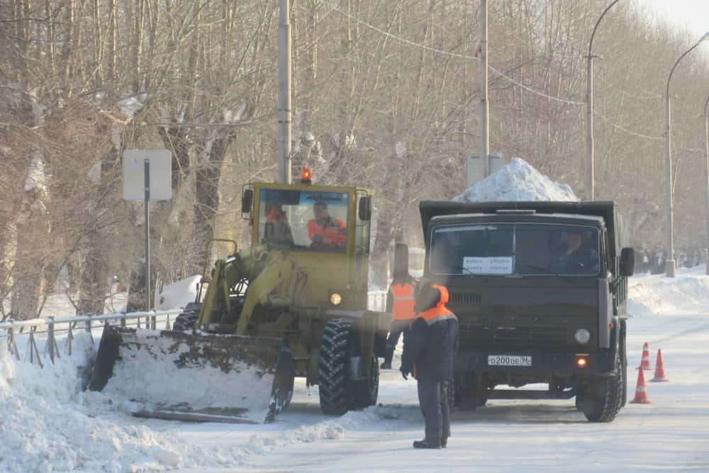 В Каменске-Уральском выпало столько снега, что коммунальщики с трудом пробились к полигонам, где его складируют, чтобы проторить дорогу...