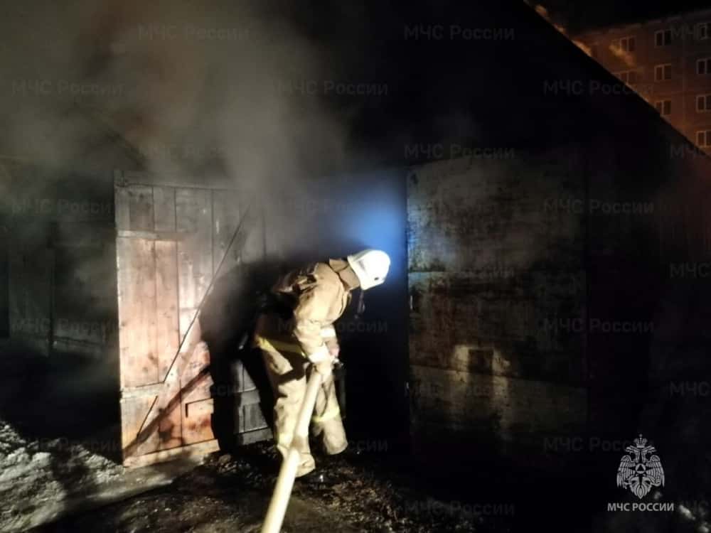 Гараж с иномарками сгорел дотла ночью в Каменске-Уральском