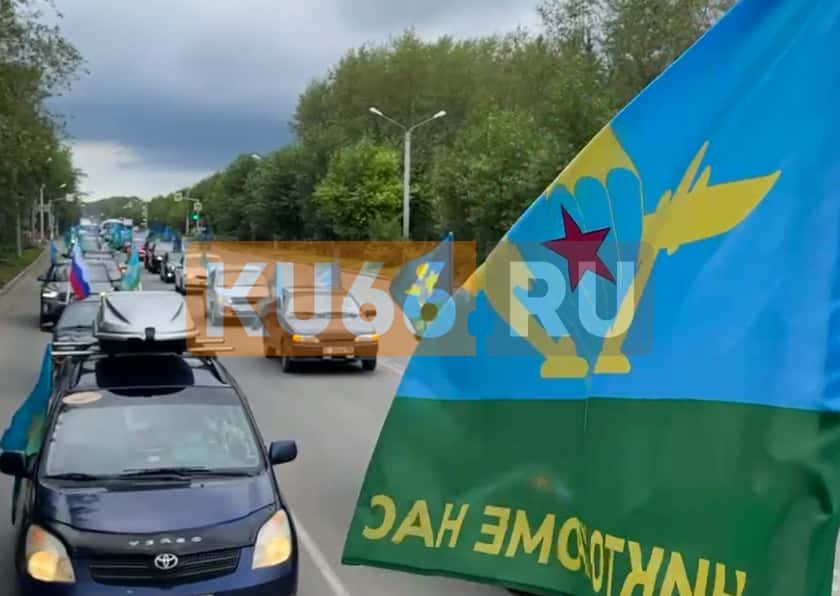 «Поеду на красный — у меня праздник»: каменцы возмутились колонне автомобилей с флагами ВДВ