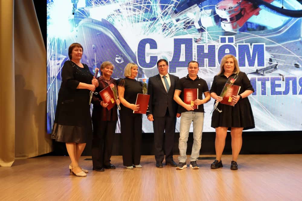 Каменских заводчан поздравили с Днем машиностроителя