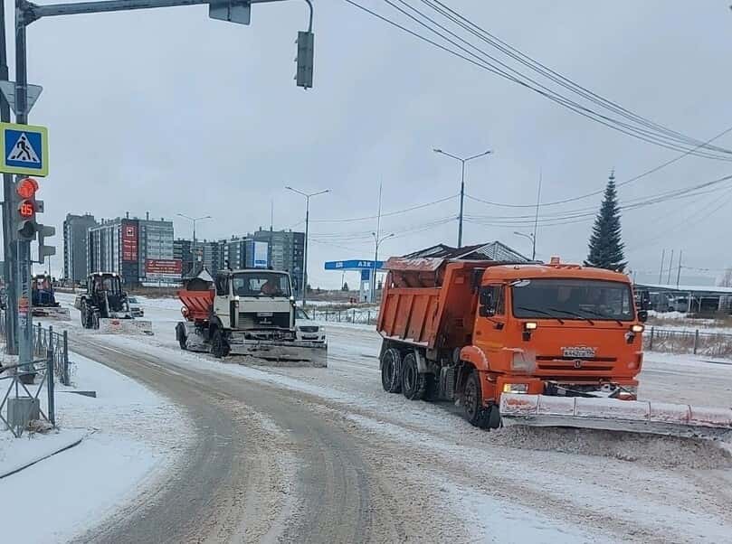Снежный циклон накрыл Каменск-Уральский: дорожники работают круглосуточно