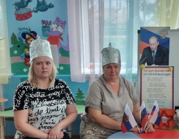 Власти не осуждают российских учительниц, которые повелись на пранк с шапочками из фольги