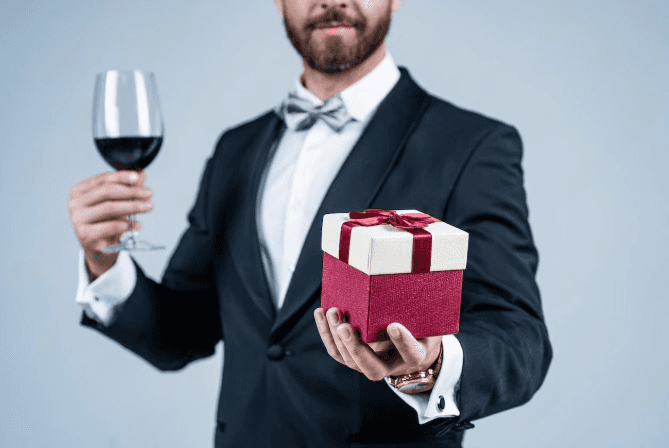 Штраф до 100 тысяч: запретить дарить алкоголь предложили в Госдуме