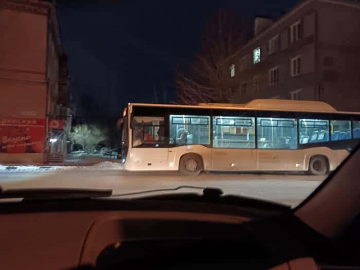 Пропускают рейсы: жители Каменска-Уральского жалуются на опоздания автобусов