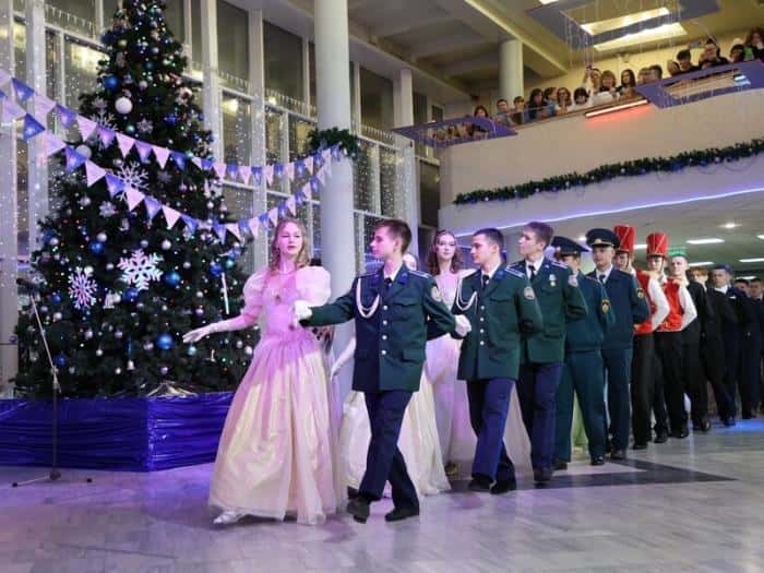 «Как в фильмах»: в Каменске-Уральском прошел новогодний бал старшеклассников
