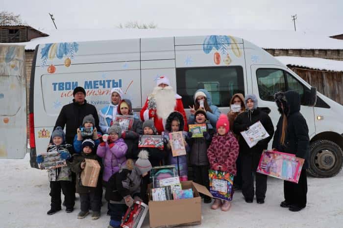 К воспитанникам детского дома в Каменске-Уральском приехал грузовик Деда Мороза