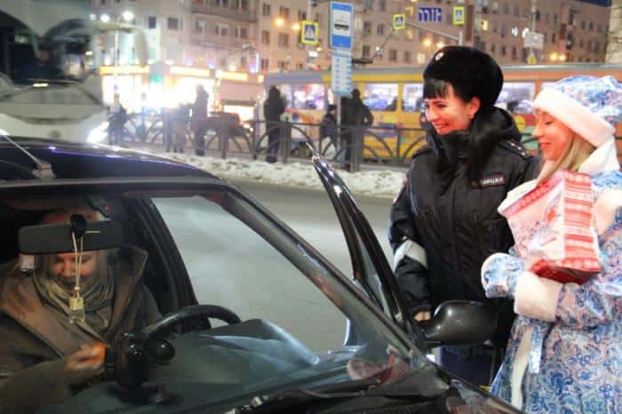 Инспекторы раздают сладкие подарки водителям на свердловских трассах