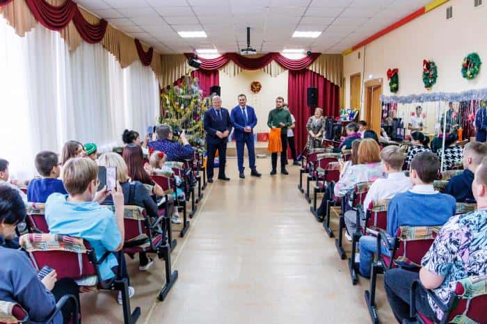 СинТЗ поздравил с Новым годом социально-реабилитационный центр "Синарский"