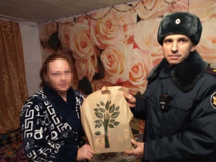 Подарки для детей осужденной: сотрудники ГУФСИН посетили семью из Каменска-Уральского