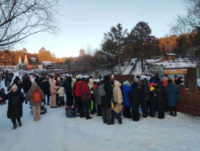 Новогоднее столпотворение: свердловчане штурмуют горки в «Парке Сказов»