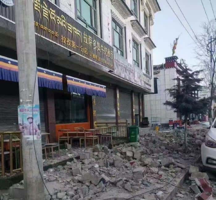 Больше 50 человек погибли при мощном землетрясении в Китае. Видео