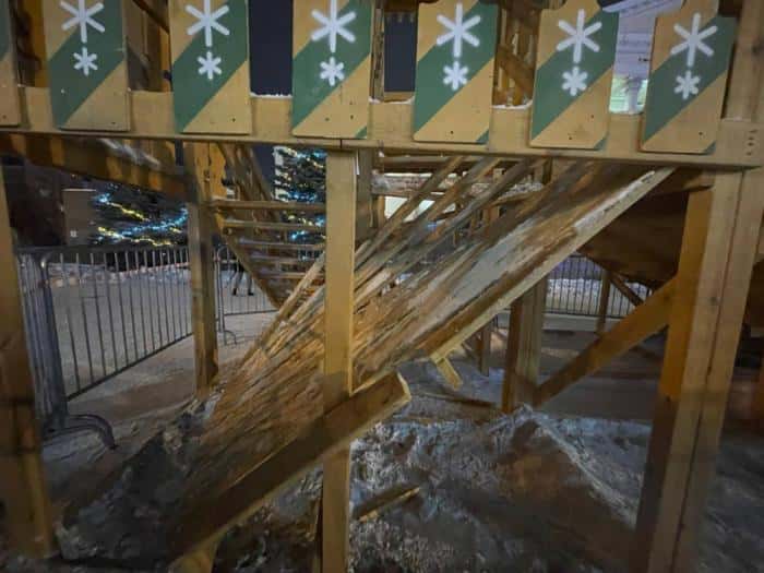 Детская горка обрушилась на людей в центре Тюмени. Видео