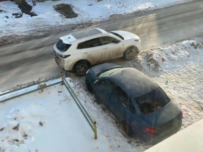 «Снегом вас засыплю!»: в Каменске-Уральском мужчина заблокировал девушку из-за парковки