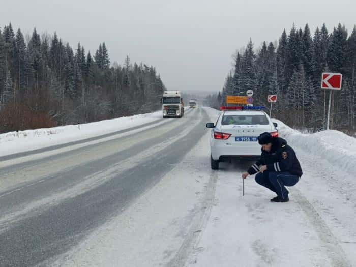 Снежные валы и лед: уральские дороги плохо расчистили после метели