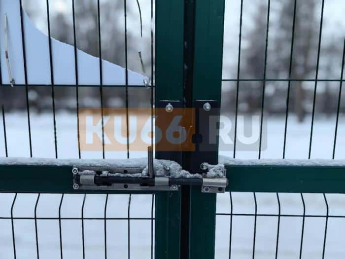 «Закрыли воротами и блоками со всех сторон»: в Каменске-Уральском разгорелся конфликт между жильцами